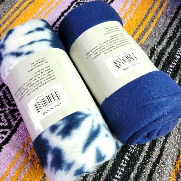 NWT lot of 2 polar fleece throws 50×60 clouds and navy blue - Picture 4 of 5